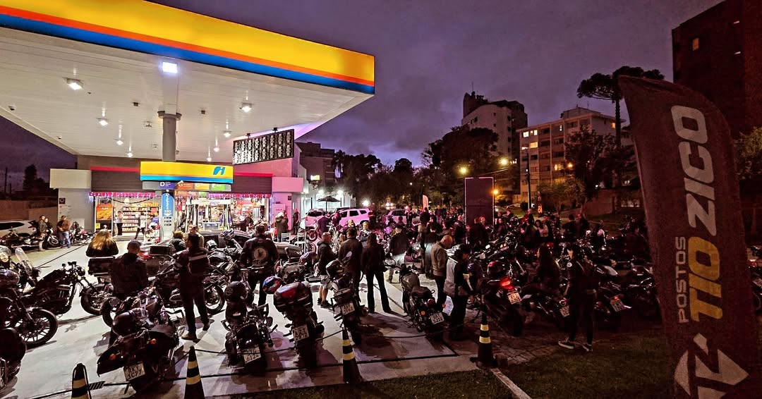 Motociclistas reunidos no Posto Tio Zico — encontro do Quarta CWB