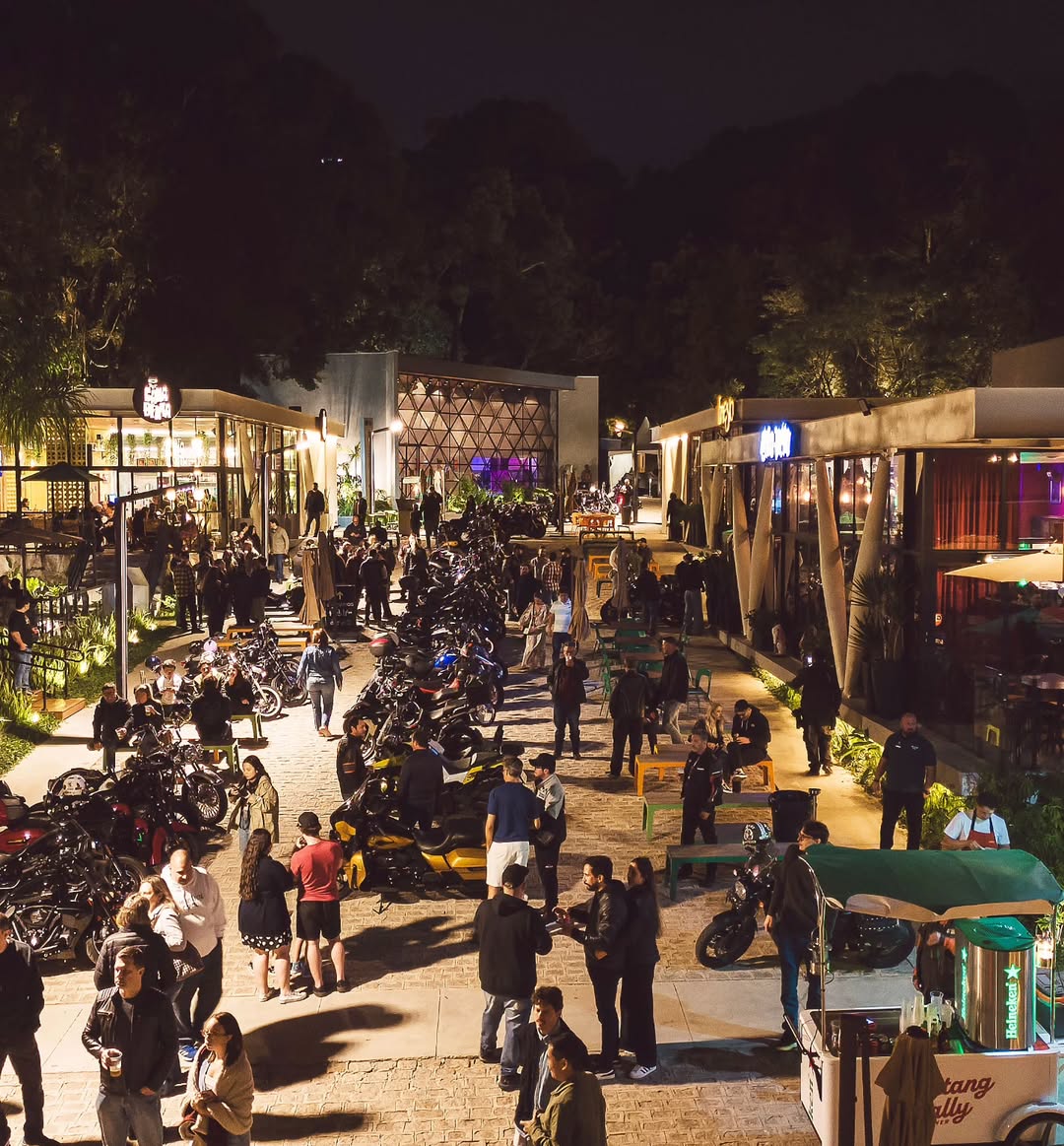 Motociclistas em passeio noturno por Curitiba